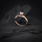 Anillo de compromiso con diamante natural central de .50ct corte brillante con certificación GIA y 18 diamantes naturales laterales elaborado en oro rosa de 14k