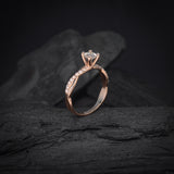 Anillo de compromiso con diamante natural central de .50ct corte brillante con certificación GIA y 18 diamantes naturales laterales elaborado en oro rosa de 14k