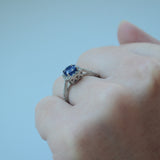 Anillo de compromiso con zafiro natural de 1.0ct corte brillante y 32 diamantes naturales elaborado en oro blanco de 14k