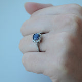 Anillo de compromiso con zafiro natural de 1.0ct corte brillante y 32 diamantes naturales elaborado en oro blanco de 14k