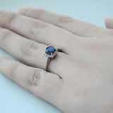 Anillo de compromiso con zafiro natural de 1.0ct corte brillante y 32 diamantes naturales elaborado en oro blanco de 14k