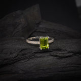 Anillo de compromiso con peridoto natural corte esmeralda y 12 diamantes laterales elaborado en plata .970