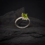 Anillo de compromiso con peridoto natural corte esmeralda y 12 diamantes laterales elaborado en plata .970