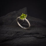 Anillo de compromiso con peridoto natural corte esmeralda y 12 diamantes laterales elaborado en plata .970