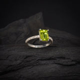 Anillo de compromiso con peridoto natural corte esmeralda y 12 diamantes laterales elaborado en plata .970