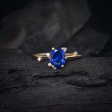 Anillo de compromiso con zafiro natural corte oval y 6 cristales laterales elaborado en oro amarillo de 14 kilates