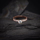 Anillo de compromiso con diamante natural central de .50ct corte brillante con certificado IGI y 10 cristales laterales elaborado en oro rosa de 14k