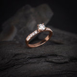 Anillo de compromiso con diamante natural central de .50ct corte brillante con certificación GIA y 10 cristales laterales elaborado en oro rosa de 14k