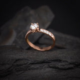 Anillo de compromiso con moissanita de .50ct corte brillante con certificado GRA y 10 cristales laterales elaborado en oro rosa de 14k
