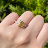 Anillo de compromiso con citrino natural corte esmeralda y 12 diamantes laterales elaborado en plata .970