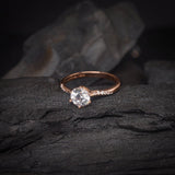 Anillo de compromiso con moissanita de 1.0ct corte brillante con certificado GRA y 12 diamantes naturales laterales realizado en oro rosa de 14k