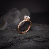 Anillo de compromiso con moissanita de 1.0ct corte brillante con certificado GRA y 12 diamantes naturales laterales realizado en oro rosa de 14k