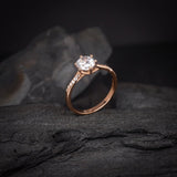 Anillo de compromiso con moissanita de 1.0ct corte brillante con certificado GRA y 12 diamantes naturales laterales realizado en oro rosa de 14k