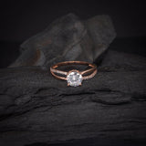 Anillo de compromiso con moissanita de 1.0ct corte brilllante con certificado GRA y 20 cristales laterales elaborado en oro rosa de 14k