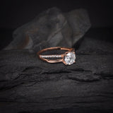 Anillo de compromiso con moissanita de 1.0ct corte brilllante con certificado GRA y 20 cristales laterales elaborado en oro rosa de 14k