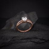 Anillo de compromiso con moissanita de 1.0ct corte brilllante con certificado GRA y 20 cristales laterales elaborado en oro rosa de 14k