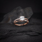 Anillo de compromiso con moissanita de 1.0ct corte brilllante con certificado GRA y 20 cristales laterales elaborado en oro rosa de 14k