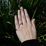 Anillo de compromiso con diamante natural central de .50ct corte brillante con certificado IGI y 48 diamantes naturales laterales elaborado en oro blanco de 14k