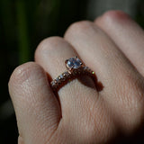 Anillo de compromiso con diamante natural central de .50ct corte brillante con certificación GIA y 48 diamantes naturales laterales elaborado en oro rosa de 14k