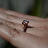 Anillo de compromiso con diamante natural central de .50ct corte brillante con certificación GIA y 48 diamantes naturales laterales elaborado en oro rosa de 14k