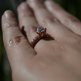 Anillo de compromiso con diamante natural central de .50ct corte brillante con certificación GIA y 48 diamantes naturales laterales elaborado en oro rosa de 14k