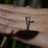 Anillo de compromiso con moissanita de 1.0ct corte brillante con certificado GRA y 18 cristales laterales elaborado en oro rosa de 14k