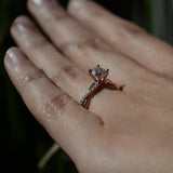 Anillo de compromiso con moissanita de 1.0ct corte brillante con certificado GRA y 18 diamantes naturales laterales elaborado en oro rosa de 14k