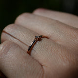 Anillo elaborado en oro rosa de 14k con diamante natural central de .03ct