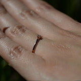 Anillo elaborado en oro rosa de 14k con diamante natural central de .03ct