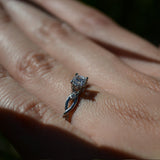 Anillo de compromiso con diamante natural central de .20ct corte brillante y 2 diamantes naturales laterales elaborado en oro blanco de 14k