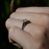 Anillo de compromiso con diamante natural central de .30ct con certificación GIA elaborado en oro blanco de 18 kilates