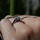 Anillo de compromiso con diamante natural central de .30ct con certificación GIA elaborado en oro blanco de 18 kilates