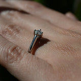 Anillo de compromiso con diamante natural central de .30ct con certificación GIA elaborado en oro blanco de 18 kilates