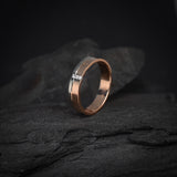 Argolla de matrimonio maciza de 4mm con incrustación de 3 diamantes naturales elaborada en oro de 18k