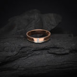 Argolla de matrimonio maciza de 4mm con incrustación de 3 diamantes naturales elaborada en oro de 18k