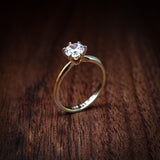 Anillo de compromiso con diamante natural central de .60ct corte brillante con certificación GIA elaborado en oro amarillo de 14k