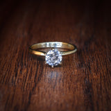 Anillo de compromiso con diamante natural central de .60ct corte brillante con certificación GIA elaborado en oro amarillo de 14k