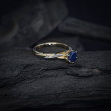 Anillo de compromiso con zafiro natural de 1.0ct corte brillante elaborado en oro amarillo y blanco de 14k