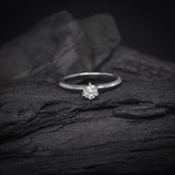 Anillo de compromiso con diamante natural central de .30ct con certificación GIA realizado en oro blanco de 18 kilates