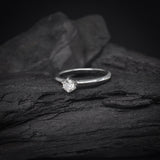 Anillo de compromiso con diamante natural central de .30ct con certificación GIA realizado en oro blanco de 18 kilates