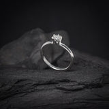 Anillo de compromiso con diamante natural central de .30ct con certificación GIA realizado en oro blanco de 18 kilates