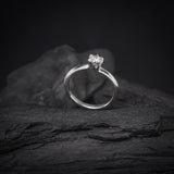 Anillo de compromiso con diamante natural central de .30ct con certificación GIA realizado en oro blanco de 18 kilates
