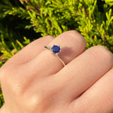 Anillo de compromiso con zafiro natural de .50ct corte brillante elaborado en plata .925