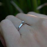 Anillo de compromiso con diamante natural .04ct elaborado en oro blanco de 14 kilates