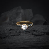 Anillo de compromiso con moissanita de 1.0ct corte brillante con certificado GRA realizado en oro amarillo y blanco de 14k