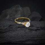 Anillo de compromiso con moissanita de 1.0ct corte brillante con certificado GRA realizado en oro amarillo y blanco de 14k