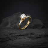 Anillo de compromiso con moissanita de 1.0ct corte brillante con certificado GRA realizado en oro amarillo y blanco de 14k