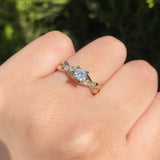 Anillo de compromiso con diamante natural central de .30ct corte brillante con certificación GIA y 8 diamantes naturales laterales elaborado en oro amarillo de 14k