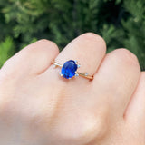 Anillo de compromiso con zafiro natural corte oval y 6 cristales laterales elaborado en oro amarillo de 14 kilates