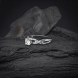 Anillo de compromiso con diamante natural central de .30ct corte brillante con certificación GIA y 8 diamantes naturales laterales elaborado en oro blanco de 14k